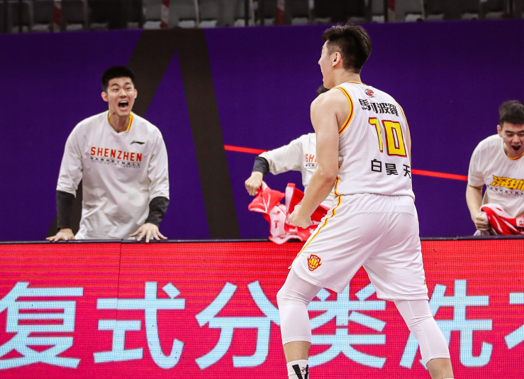 深圳男篮迎国王杯关键赛，赛前内部沟通，赛场秩序良好，临场指挥获称赞